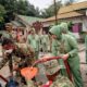 DI TENGAH KABUT ASAP KARHUTLA, PANGDAM XXII/TB ARAHKAN SATGAS DISTRIBUSIKAN AIR BERSIH UNTUK WARGA MALIKU